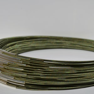 Gargantilla plug verde, gargantilla espiral, flexible y dimensionalmente estable. Longitud ajustable hasta un máximo de 45 cm. Apto para abalorios con pequeños agujeros a partir de 1 mm