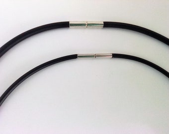 Schwarze Natur Kautschukkette,  Ø 3mm oder 4mm, mit sicherer Bajonettschließe in 925er Sterlingsilber, in vielen Längen.