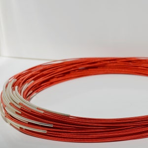 Red interchangeable collar, spiral collar, flexible and dimensionally stable. Length adjustable up to a maximum of 45 cm. Suitable for beads with small holes from 1 mm