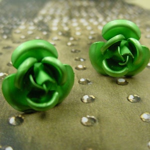 Green rose earrings made of anodized aluminum, stainless steel plug, in Ø 8 mm or 12 mm