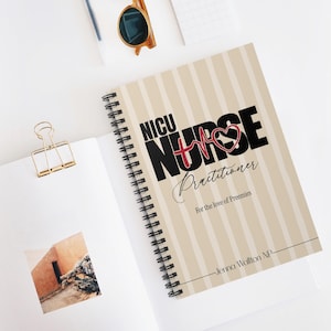 Op de afbeelding: Een spiraalgebonden notitieboek met een beige en wit verticaal gestreepte kaft. De tekst luidt NICU NURSE Practitioner, For the love of Preemies en Jenna Wallton NP, met een rode EKG-hartlijn-afbeelding in het ontwerp verwerkt.