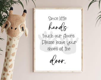 Omdat kleine handjes onze vloer raken Bordje met afbeelding babyhandjes, schoenen verwijderen, direct downloaden, alleen digitaal bestand