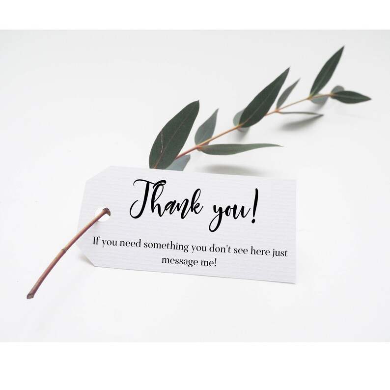 Może przedstawiać: Biała etykieta z napisem "Thank you!" eleganckim czarnym pismem. Etykieta zawiera r&oacute;wnież tekst "If you need something you don't see here just message me!". Gałązka zielonych liści i brązowa łodyga r&oacute;wnież znajdują się na zdjęciu.