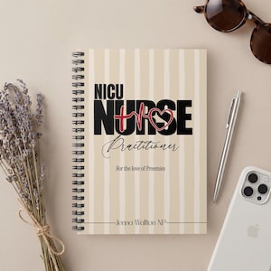 Op de afbeelding: Een spiraalgebonden notitieboek met een beige en witte verticaal gestreepte kaft. De tekst luidt NICU NURSE Practitioner, For the love of Preemies en Jenna Wallton NP. Een rode EKG-hartlijngrafiek is ge&iuml;ntegreerd in het woord NURSE.