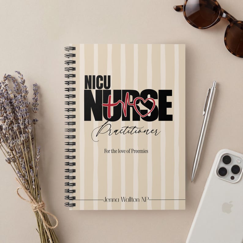 Op de afbeelding: Een spiraalgebonden notitieboek met een beige en witte verticaal gestreepte kaft. De tekst luidt NICU NURSE Practitioner, For the love of Preemies en Jenna Wallton NP. Een rode EKG-hartlijngrafiek is ge&iuml;ntegreerd in het woord NURSE.