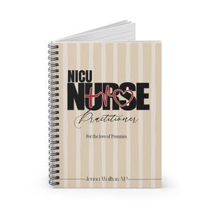 Op de afbeelding: Een spiraalgebonden notitieboek met een beige en wit verticaal gestreepte kaft. De tekst luidt NICU NURSE Practitioner, For the love of Preemies en Jenna Wallton NP. Een rode EKG-hartritmelijn is ge&iuml;ntegreerd in het woord NURSE.