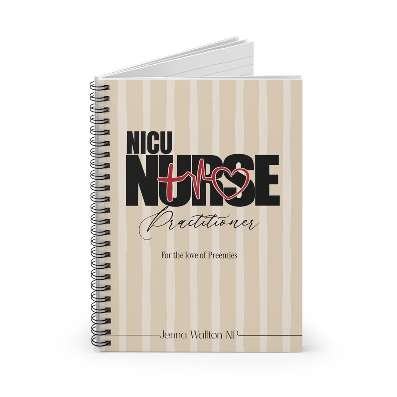 Op de afbeelding: Een spiraalgebonden notitieboek met een beige en wit verticaal gestreepte kaft. De tekst luidt NICU NURSE Practitioner, For the love of Preemies en Jenna Wallton NP. Een rode EKG-hartritmelijn is ge&iuml;ntegreerd in het woord NURSE.