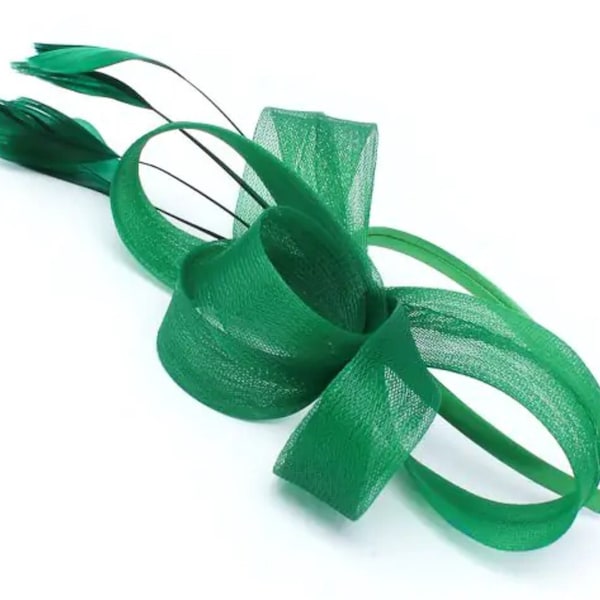 Filet en boucle vert forêt et fascinateur de plumes sur un montage aliceband, mariage, journée des dames, derby du Kentucky, courses, mère de la mariée