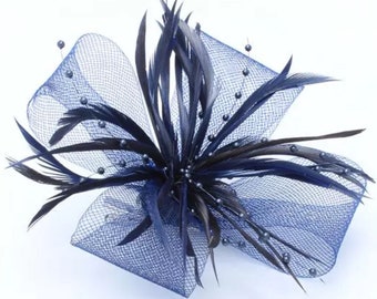 Filet en boucle bleu marine et fascinateur de plumes sur un clip fourchu et une broche, mariage, Ascot, journée des dames, courses, mariage à la plage, mariage à la campagne