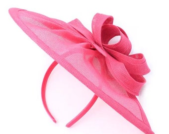 Hatinator/fascinator sinamay de punta puntiaguda rosa fucsia grande con bucles