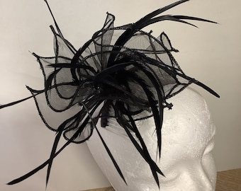 Fascinator forcella nera, fascinator matrimonio, pezzo di capelli da sposa, fascinator fiore, fascinator cocktail nero, fascinator nero giorno delle donne