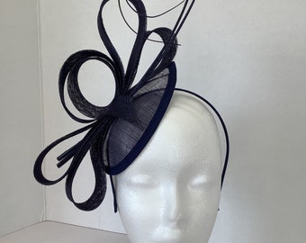 Grand fascinateur de la marine, fascinateur de mariage, chapeau de mariage, fascinateurs en boucle marine, pièce de cheveux élégante, chapeau de plume bleue, chapeaux bleu marine de la journée des dames