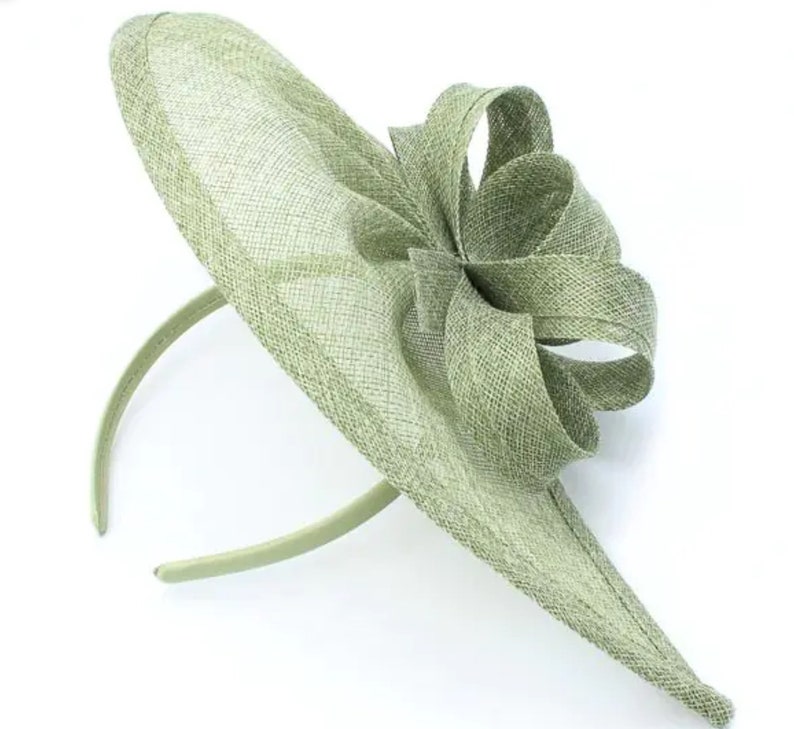 Salbei grüner großer Fascinator mit Haarreif, Hochzeitshut, Ascot Fascinator, grüner Fascinator, Hochzeitshut, Kentucky Derby, Hochzeitshut Bild 1