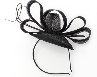 Schwarze Zipfelmütze aus Sinamay mit schwarzen Schleifen und Wirbeln