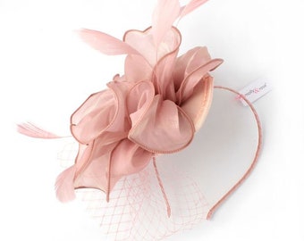 Grote Dusky roze net fascinator op Band veren fascinator, cocktail hoed derby dag hoed, kerkhoeden, speciale gelegenheid hoed vrouw formele hoed