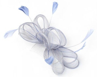 Stahlgrauer Fascinator auf einem Kamm