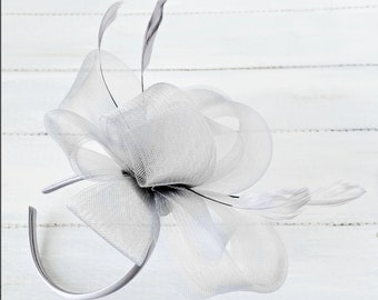 Silber Grau Netz und Feather Loops Design Fascinator Set auf Coordinating Ribbon Wrapped Stirnband - Hochzeiten, Proms etc.