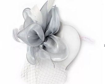 Silber grauer Sinamay Fascinator, Hochzeit Fascinator, Blumen Fascinator, silberner Kirchen Hut, Braut Fascinator, Hochzeit Kopfschmuck, Fascinator