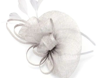 Fascinator mit silber glänzenden Faden mit Schleifen und Federn auf satin Stoff bezogen Aliceband Hochzeitshut Damen Hut Derby Hut