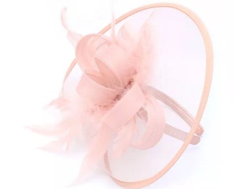 Dusky Pink Fascinator sur Alice band, chapeau de mariage, Ladies day, Ascot, Epsom york courses mère de la mariée, mariés mères chapeau mariage rose