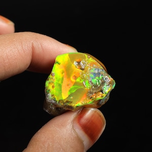 Welo vuuropaal ruw, natuurlijke Ethiopische opaalschijf, ruwe edelsteen (80 CTS.)
