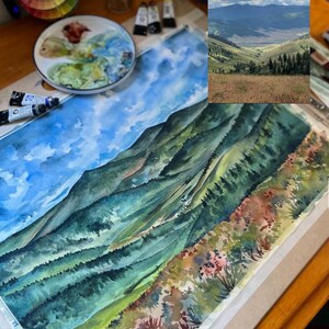 Puede incluir: Una pintura de acuarela de una cordillera con un cielo azul y nubes blancas. Las monta&ntilde;as son verdes y marrones, y hay &aacute;rboles en primer plano. La pintura est&aacute; sobre un lienzo blanco.