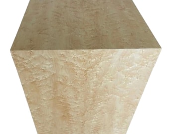 Mesa auxiliar cúbica de madera de nudo: pedestal de arce ojo de pájaro moderno de mediados de siglo