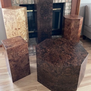 Mesa auxiliar cúbica estilo retro de mediados de siglo con pedestal de madera de nudo auténtico, MCM, mesa auxiliar cúbica, muebles modernos de las décadas de 1960 y 1970, fabricada en EE. UU.