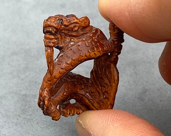 Eine Buchsbaumperle: hand geschnitztes Buchsholz oder Drachenperle, handgeschnitzte und polierte Drachenperle, Langlebigkeitsanhänger, signiert von Künstlerin