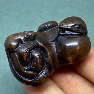 Ratón y serpiente de madera de teca tallados a mano, representa la cosecha y los ricos, netsuke de ratón de madera, netsuke de rata de madera, encanto de rata de madera, encanto de rata de madera