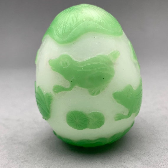 Vintage Peking glass egg of overlay green monochr… - image 1