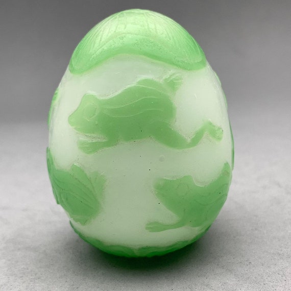 Vintage Peking glass egg of overlay green monochr… - image 2