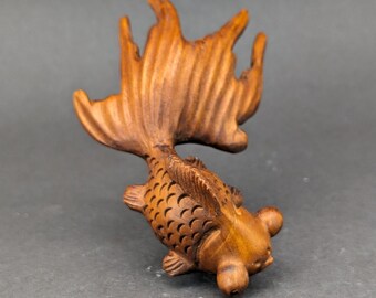 Handgesneden buxushouten gouden visnetsuke, houten gouden visnetsuke, gouden visnetsuke, gesigneerd