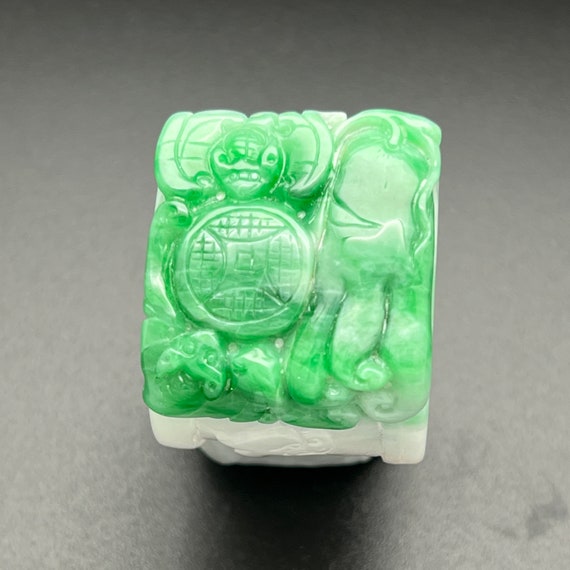 Estate Sales: Jadeite ring carved with bats and b… - image 1