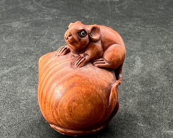 Houtsnijwerk: handgesneden buxusmuis-netsuk, rattenbedel, buxusmuis-knevel, kunstenaarsborden netsuk, jaar van de rat