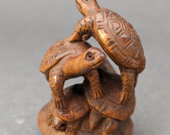 Handgeschnitzter Buchsbaum, eine Gruppe von Schildkröten, Schildkröten-Netsuke, Langlebigkeit, Reichtum und Weisheit, Schildkrötenanhänger aus Holz, signiert