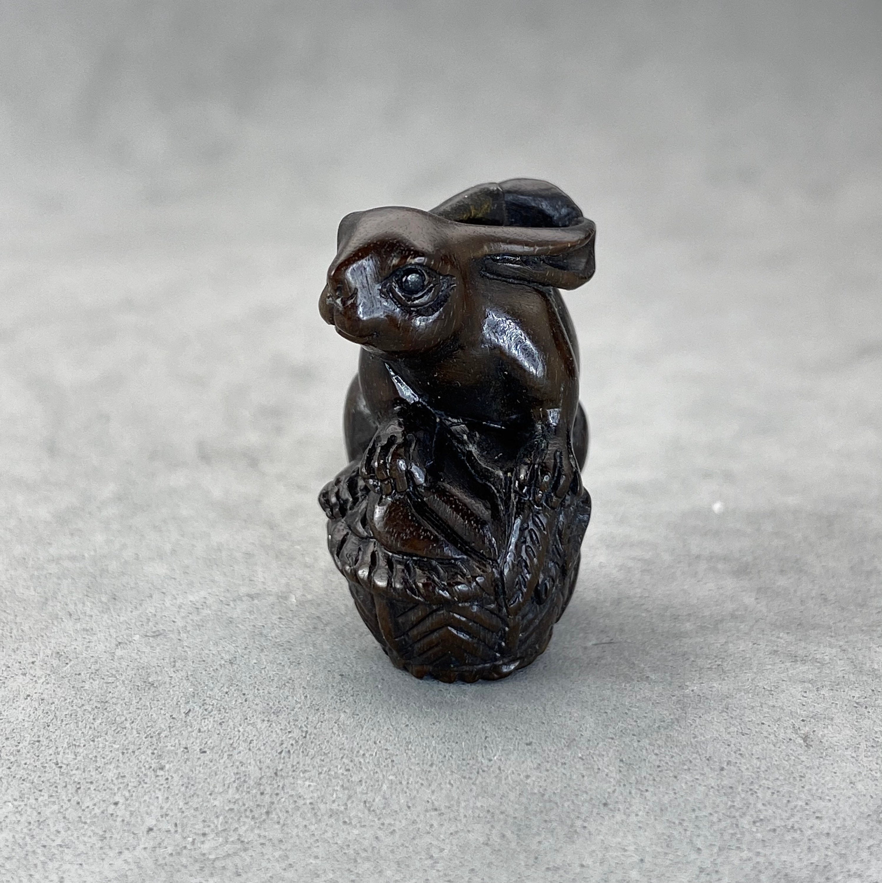 ベニオキナエビス 1 Hand Carved and Polished Teakwood Ojime: Bunny and a