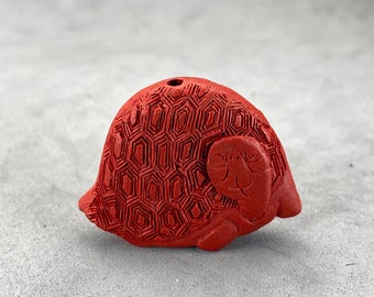 Barre de perles par Artrade : Une perles de cinabre vintage, perles de tortue de cinabre rouge, perles de cinabre sculptées à la main d'une tortue, symbole de longévité