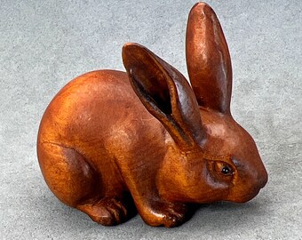 Houtsnijwerk: handgesneden buxusnetsuke van konijnen, jaar van de haas, konijnencharme, buxushaasnetsuke, kunstenaar tekent konijntjesnetsuke