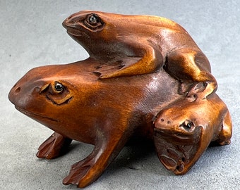 【希少】縁起物 焼杉 木彫り かえる 蛙 彫刻 置物 ガマガエル 21cm 木彫り：手彫りのツゲの木のカエルの根付、カエルのチャーム、ツゲの木