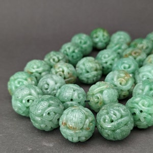 Jade Schnitzerei: Eine handgeschnitzte natürliche Farbe Jadeit Perle, geschnitzt mit Drachen und Langlebigkeit Symbole, Jade Drachen Perle, natürliche Farbe fei cui