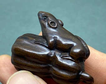 Met de hand gesneden Teakhoutmuis, vertegenwoordigt oogst en rijk, houten muisnettenuke, houten rattennetten, rattencharme, houtrat charme