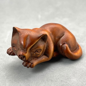 Hand carved boxwood cat netsuke, wood sleeping cat netsuke, wood cat charm, hand carved wood cat charm, signed by artist, wood cat toggle