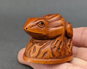 木彫り：手彫りのツゲの木のカエルの根付、カエルのチャーム、ツゲの木