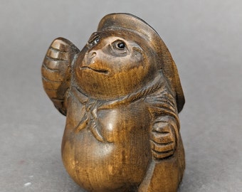 Netsuke in legno di bosso intagliato a mano di Bake-Danuki, cane procione, animale soprannaturale, simbolo di prosperità, firmato dall'artista