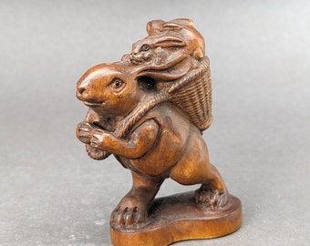 Houtsnijwerk: Handgesneden Buxus konijntje netsuke, konijn charme, buxus haas, kunstenaar tekent netsuke, jaar van het konijn