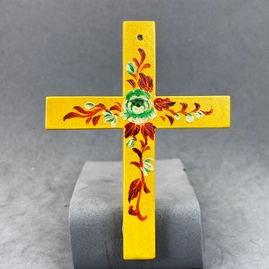 Geel houten kruis met hand geschilderd boeket, gele dwarshanger geschilderde bloemen, groene stam, geboord