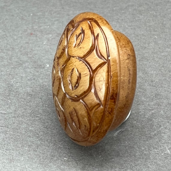 Jade carving: One hand carved burnt jade bead of … - image 2