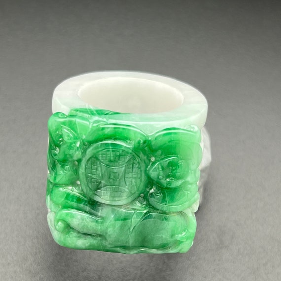 Estate Sales: Jadeite ring carved with bats and b… - image 3