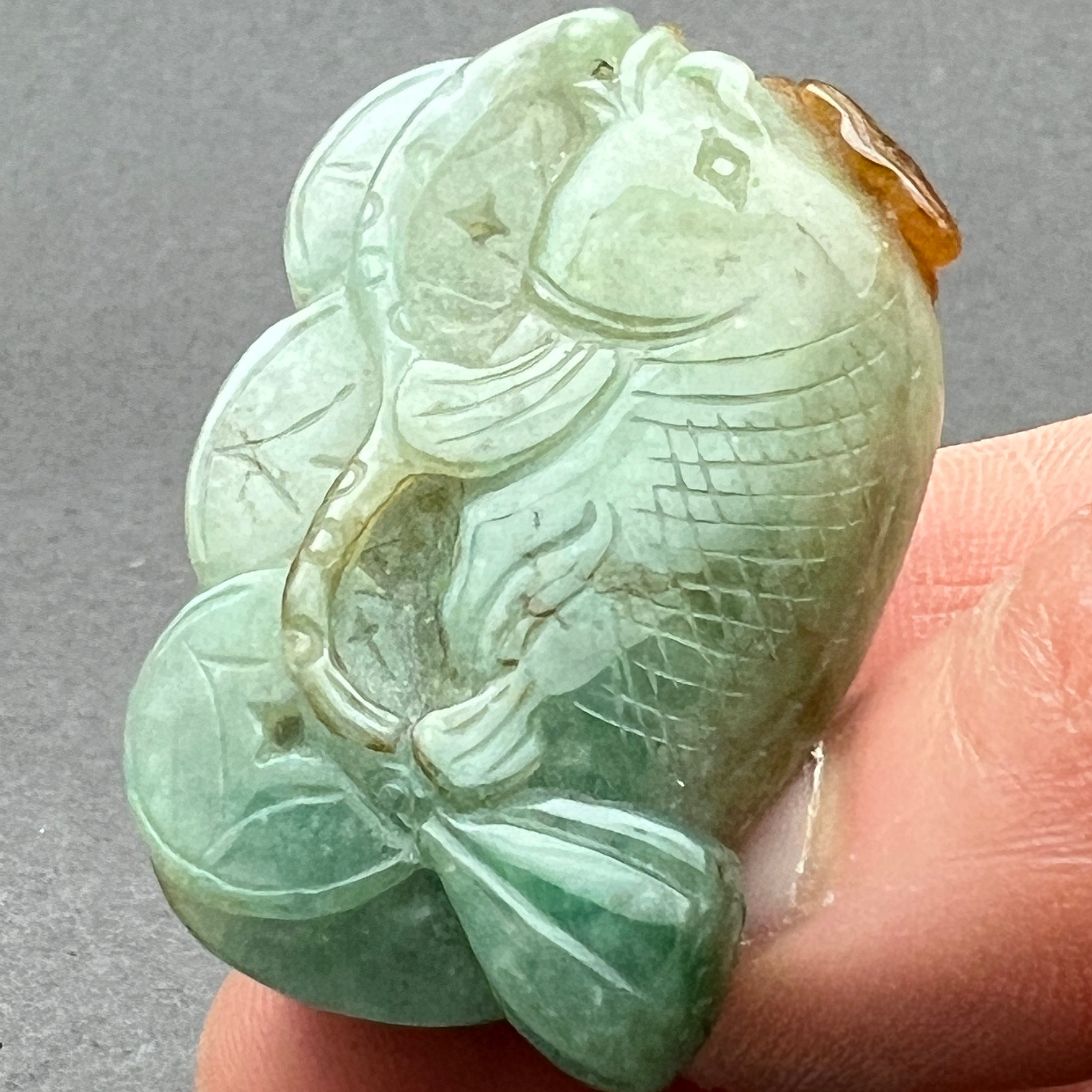翡翠 魚彫刻 ペンダント 翡翠彫刻：鯉の天然翡翠彫刻、天然色の翡翠の魚のペンダント